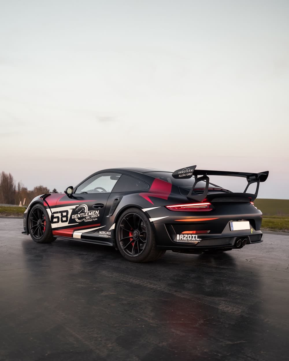 Porsche mit Rennsport-Beklebung