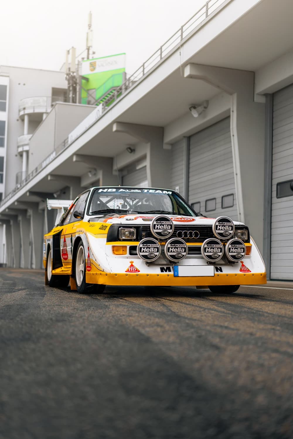Audi Sport quattro mit Rallye-Design in der Boxengasse