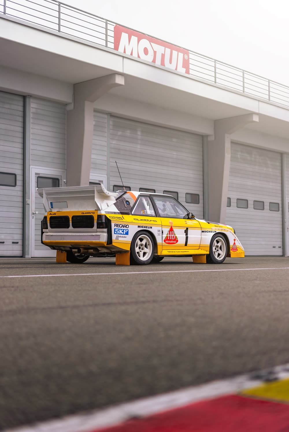 Audi Sport quattro mit Rallye-Design vor den Boxen