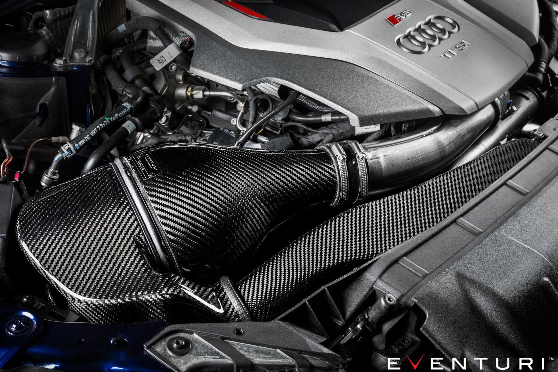 Eventuri-Ansaugsystem im Motorraum eines Audi RS4
