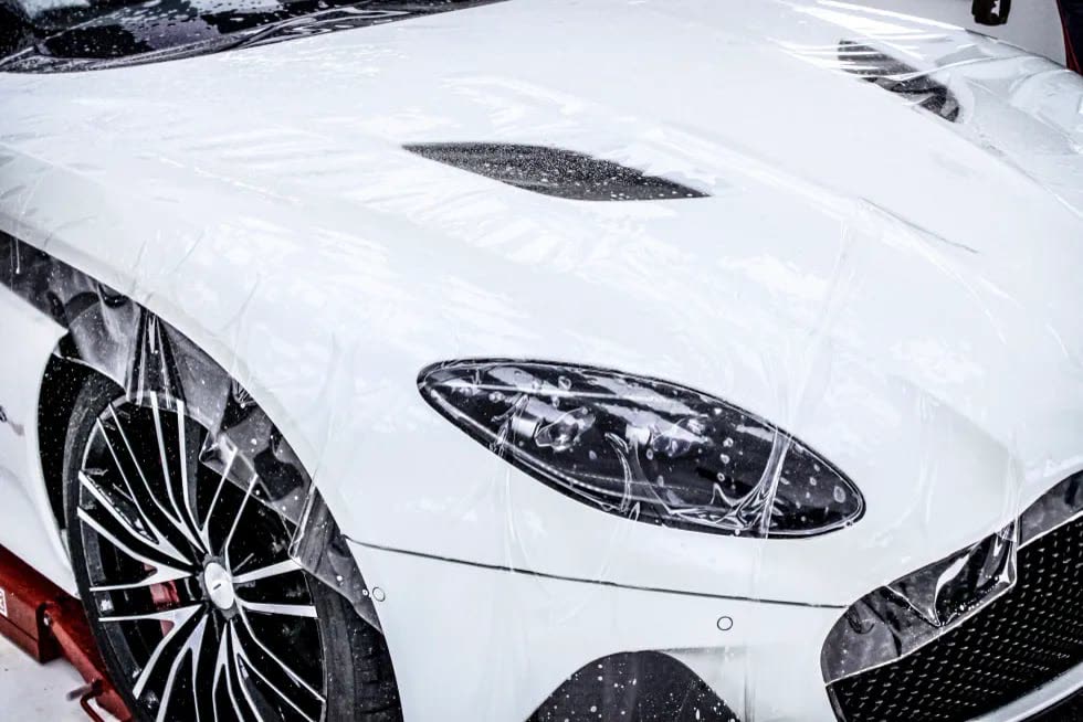 Lackschutzfolie auf einem weißen Sportwagen